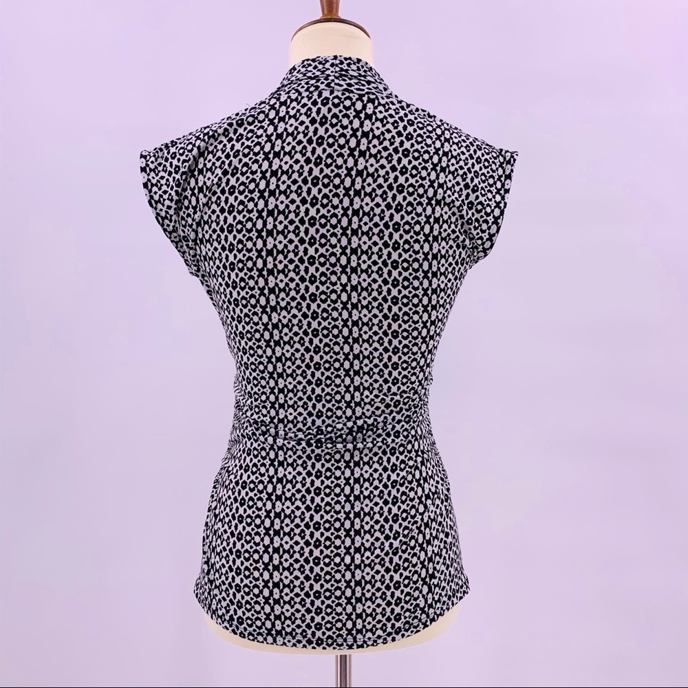 Vince Camuto Fitted V Neck Black & White Top - Picture 5 of 8